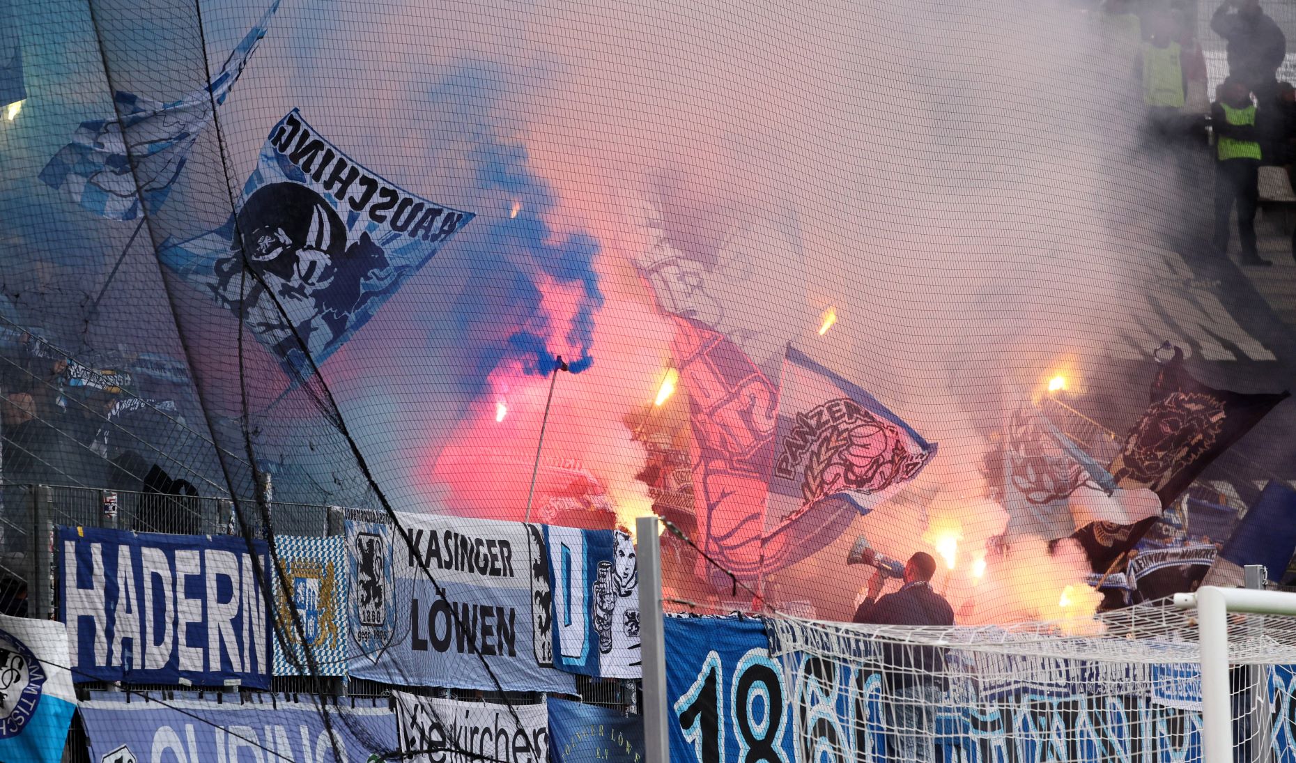 Mehr über den Artikel erfahren Löwen müssen für Pyro zahlen – Geld geht an gemeinnützige Stiftungen