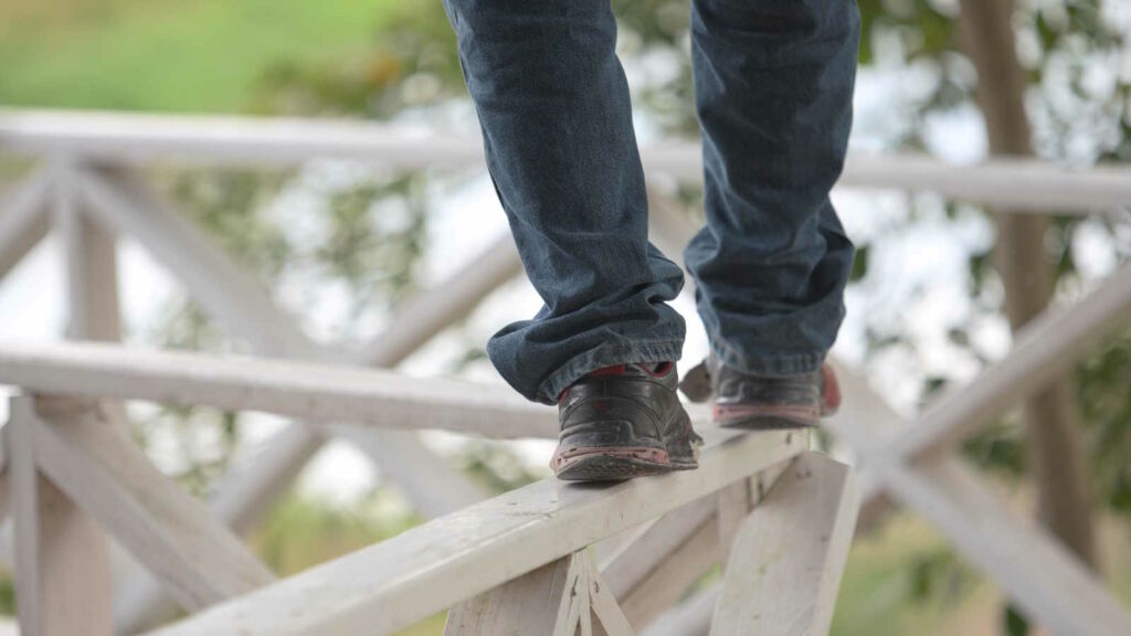 Parkour: Mehr als Springen und Klettern – die Kunst, Hindernisse zu überwinden 3 Das Bild zeigt, wie eine Person beim Parcour auf einem Balkongeländer balanciert