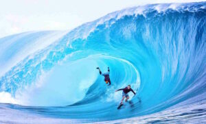 Big Wave Surfing: Große Wellen, Extremsport und die Wissenschaft hinter dem Big Wave Surfen 6 Das Bild zeigt zwei Sportler inmitten einer Welle beim Big Wave Surfing.