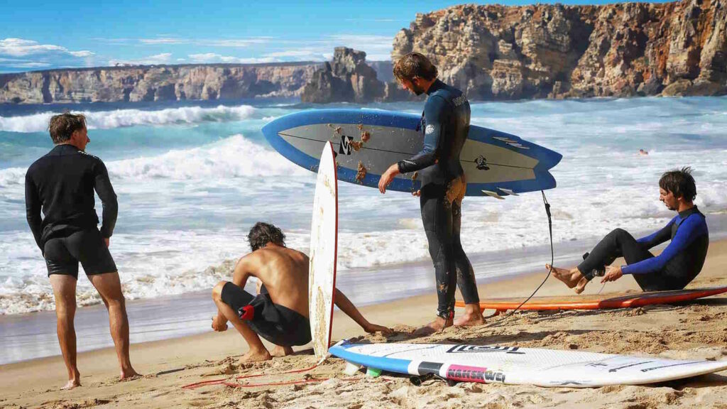 Big Wave Surfing: Große Wellen, Extremsport und die Wissenschaft hinter dem Big Wave Surfen 3 Das Bild zeigt mehrere Surfer am Strand mit ihren Surfboards