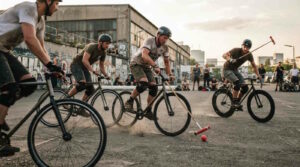 Bike-Polo: Alles Wichtige über den Trendsport auf dem Fahrrad 1 Das Bild zeigt mehrere Sportler bei einem Bike-Polo Match