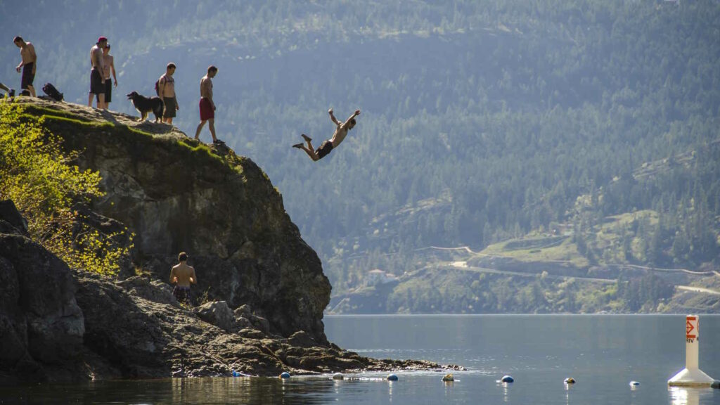 Cliff Diving – Der spektakuläre Sprung von der Klippe 4 Das Bild zeigt eine Gruppe Jugendlicher beim Klippenspringen