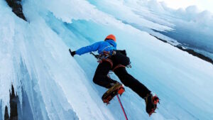 Eisklettern: Technik, Ausrüstung, Eisverhältnisse und Sicherheit an Eisfällen 1 Im Bild sieht man eine Person beim Eisklettern in alpinem Gelände.