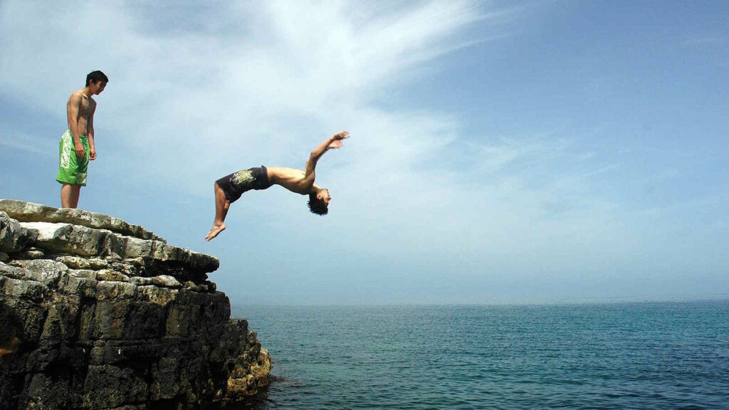 Cliff Diving – Der spektakuläre Sprung von der Klippe 1 Im Bild sieht man zwei Jugendliche beim Cliff Diving