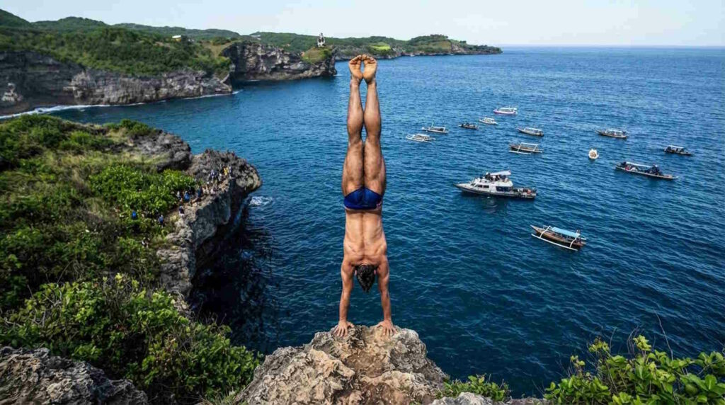 Cliff Diving – Der spektakuläre Sprung von der Klippe 3 Ein Klippenspringer trainiert für den Cliff Diving Wettbewerb und macht einen Handstand vor dem Absprung.