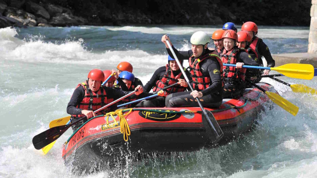 Rafting: Wildwasser-Abenteuer, Sicherheit, Schwierigkeitsgrade und praktische Tipps 1 Im Bild sieht man eine Gruppe beim Rafting in einem Schlauchboot.