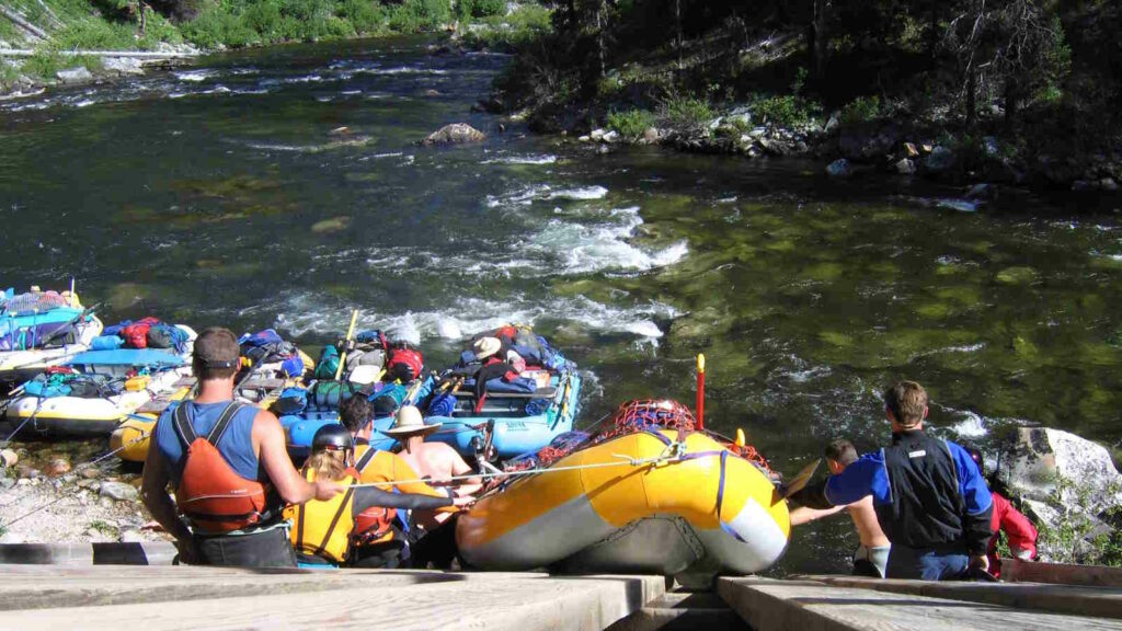 Rafting: Wildwasser-Abenteuer, Sicherheit, Schwierigkeitsgrade und praktische Tipps 3 Eine Rafting-Tour wird von einem Guide begleitet, der die Teilnehmer einweist und die Vorgehensweise erklärt.