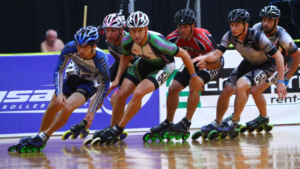 Inline-Skating lernen: 10 wichtige Tipps für Anfänger 3 Das Bild zeigt eine Gruppe junger Sportler beim Speed-Skating