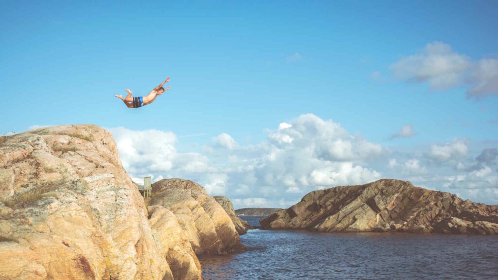 Cliff Diving – Der spektakuläre Sprung von der Klippe 2 Im Bild sieht man einen Cliff Diver beim Absprung auf dem Felsen