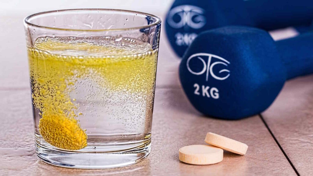 Sporternährung: Perfekte Nährstoffzufuhr für Sportler 2 Das Bild zeigt Supplements wie Calcium und Vitamine die als Teil der Sporternährung angesehen werden, aber nicht zwingend notwendig sind.