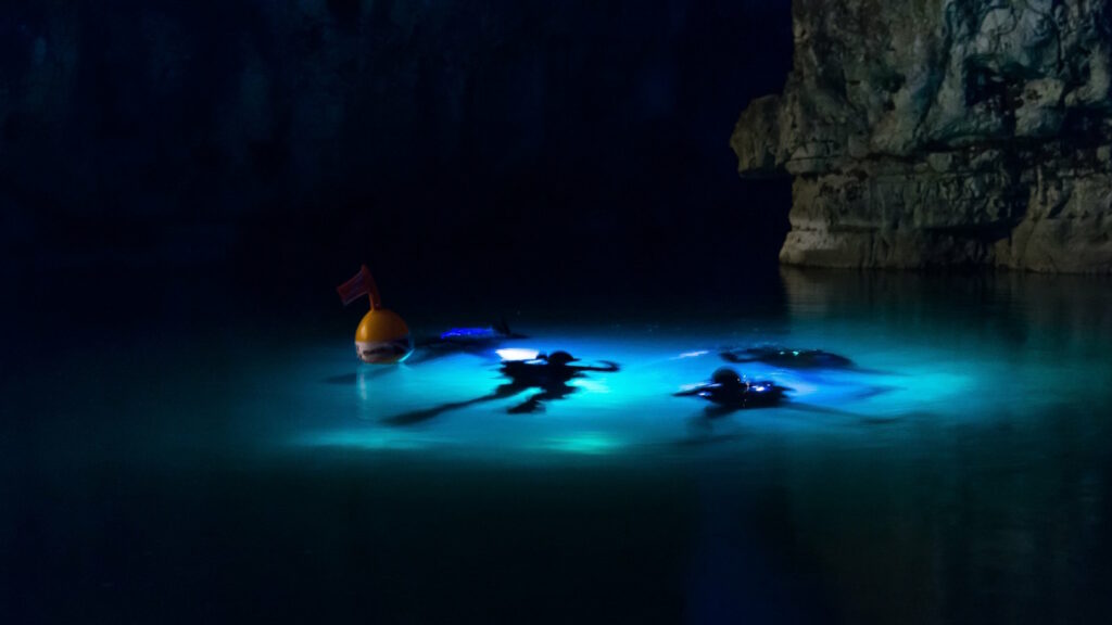 Höhlentauchen entdecken: Guide für Ausbildung, Ausrüstung, Sicherheit und faszinierende Unterwasserwelten 6 Taucher Gruppe in einer Höhle