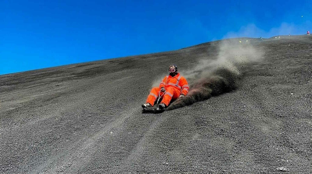 Volcano Boarding: Ultimativer Ratgeber – beste Spots, Kosten, Tipps & Sicherheit 2 Das Bild zeigt einen Tourteilnehmer beim Volcano Boarding in Nicaragua