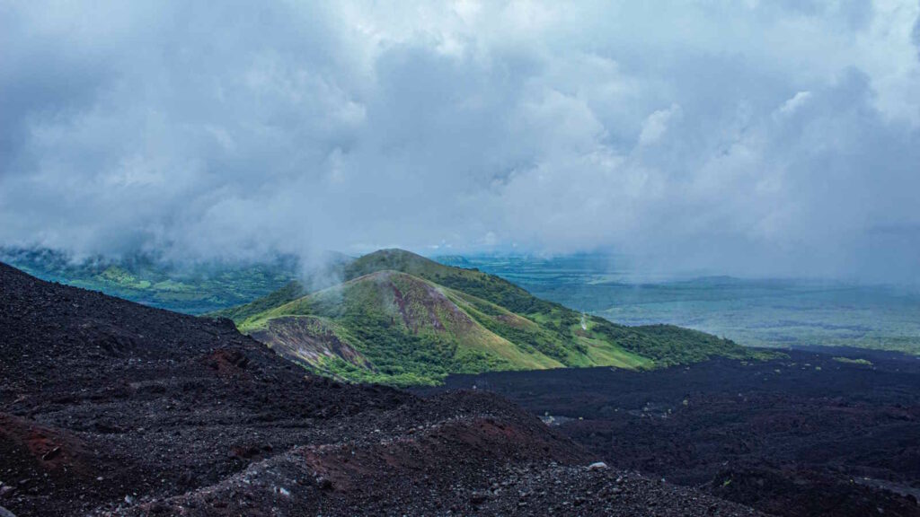 Volcano Boarding: Ultimativer Ratgeber – beste Spots, Kosten, Tipps & Sicherheit 3 Das Bild zeigt den Ausblick von der Spitze eines Vulkans in Nicaragua auf die sattgrüne, fruchtbare Umgebung.