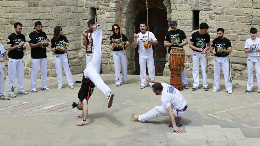 Capoeira: Kampfkunst mit Musik - die 14 wichtigsten Formen 3 Capoeira - eine Kampfkunstart für zwei und eine Gruppe.