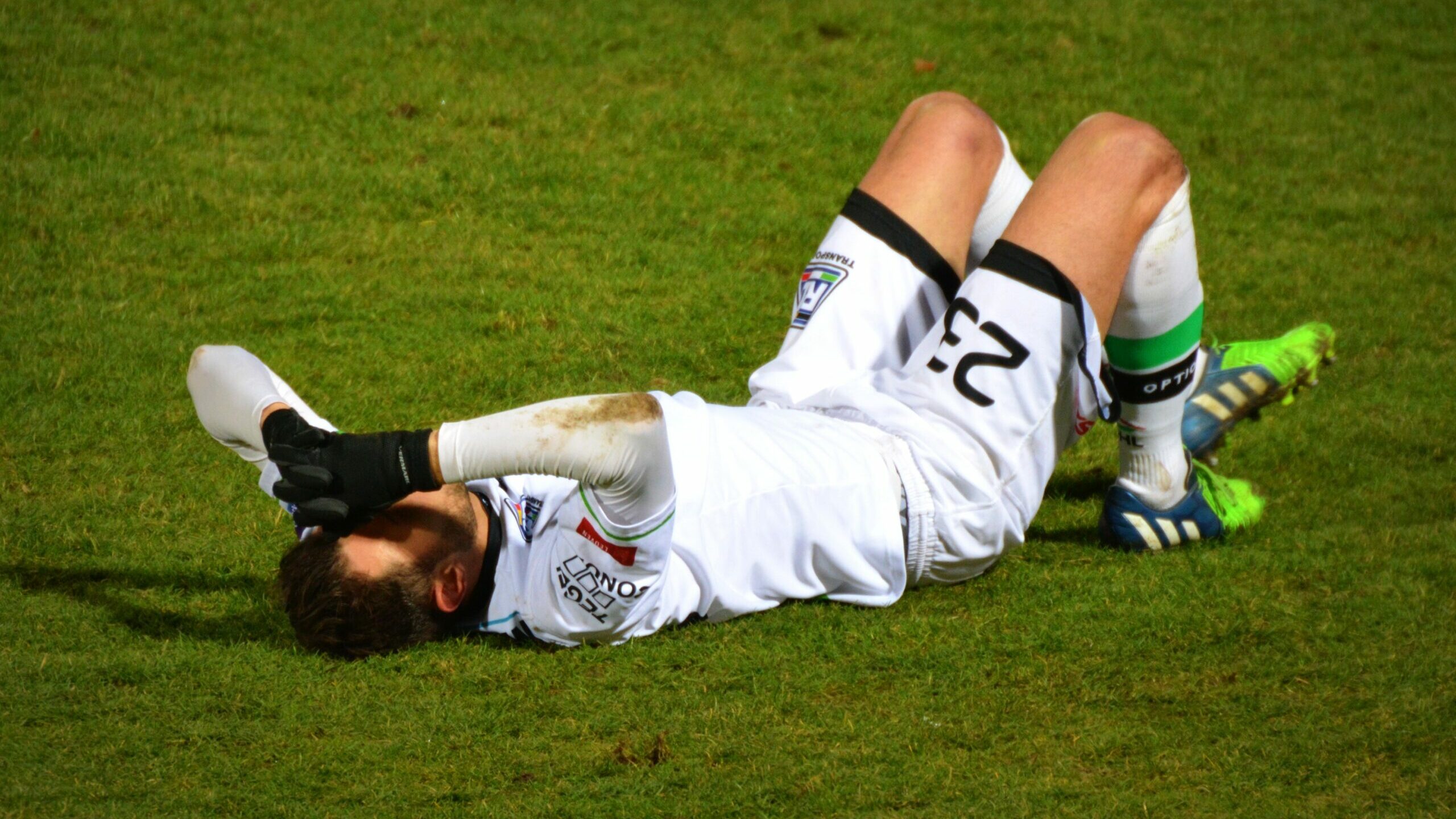 Zerrung beim Sport: Welche Sportarten und Körperteile besonders betroffen sind 2 fussball zerrung scaled edited