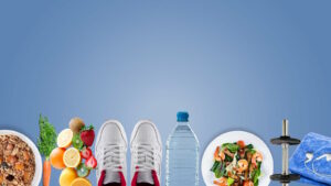 Sporternährung: Perfekte Nährstoffzufuhr für Sportler 1 Das Bild zeigt einige Lebensmittel und Getränke, die synonym für eine gesunde Sporternährung stehen. Zudem sind einige Sportartikel wie Sportschuhe, Hanteln und ein Handtuch zu sehen.