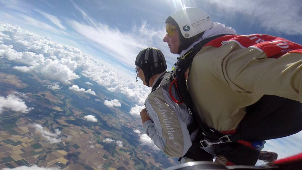 Fallschirmspringen: Ultimativer Guide mit Tipps zu Sicherheit, Vorbereitung, Kosten und mehr 5 Im Bild sieht man zwei Skydiver beim Tandemsprung