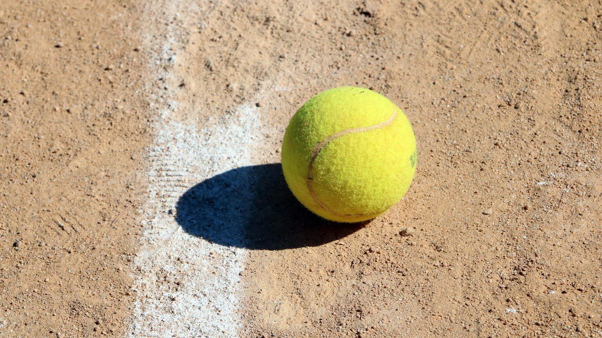 Racketlon – Alles über den 4‑in‑1-Racketsport aus Tischtennis, Badminton, Squash und Tennis 1 Tennisball an Linie