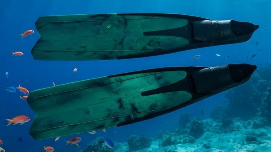 Apnoetauchen: Freitauchen ohne Atemgerät mit einem einzigen Atemzug 2 Das Bild zeigt ein Paar Apnoeflossen, wie man sie für Freediving im Handel erhalten kann.