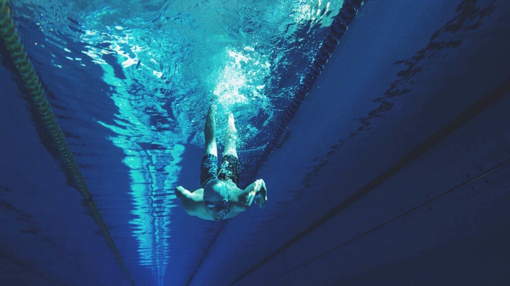 Apnoetauchen: Freitauchen ohne Atemgerät mit einem einzigen Atemzug 4 Das Bild zeigt einen Apnoetaucher beim Training im Schwimmbad