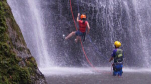 Canyoning: Die besten Tipps für ein sicheres Abenteuer 1 Canyoning in einer Schlucht
