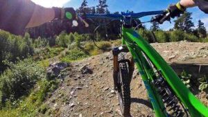 Downhill-Mountainbiking: Technik, Bikes & Tipps für Einsteiger 1 Das Bild zeigt einen Ausschnitt eines MTB vor der Abfahrt beim Downhill-Mountainbiking