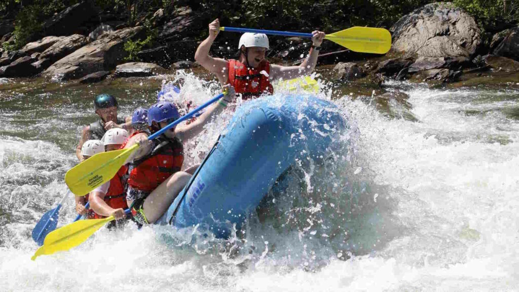 Rafting: Wildwasser-Abenteuer, Sicherheit, Schwierigkeitsgrade und praktische Tipps 4 Im Bild sieht man eine Familie beim Wildwasserrafting