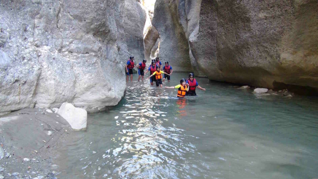 Canyoning: Die besten Tipps für ein sicheres Abenteuer 3 Eine Canyoning Gruppe in einer wassergefüllten Schlucht