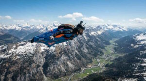 Wingsuit Flying: Technik, Voraussetzungen und Sicherheit 1 Das Bild zeigt einen Skydiver beim Wingsuit Flying in großer Höhe.