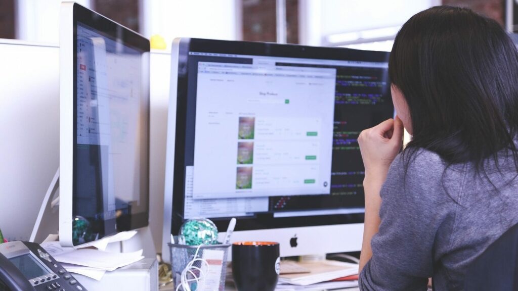 Bewegung im Büro: 20 einfache Übungen für zwischendurch 1 Bildschirmarbeit im Büro.