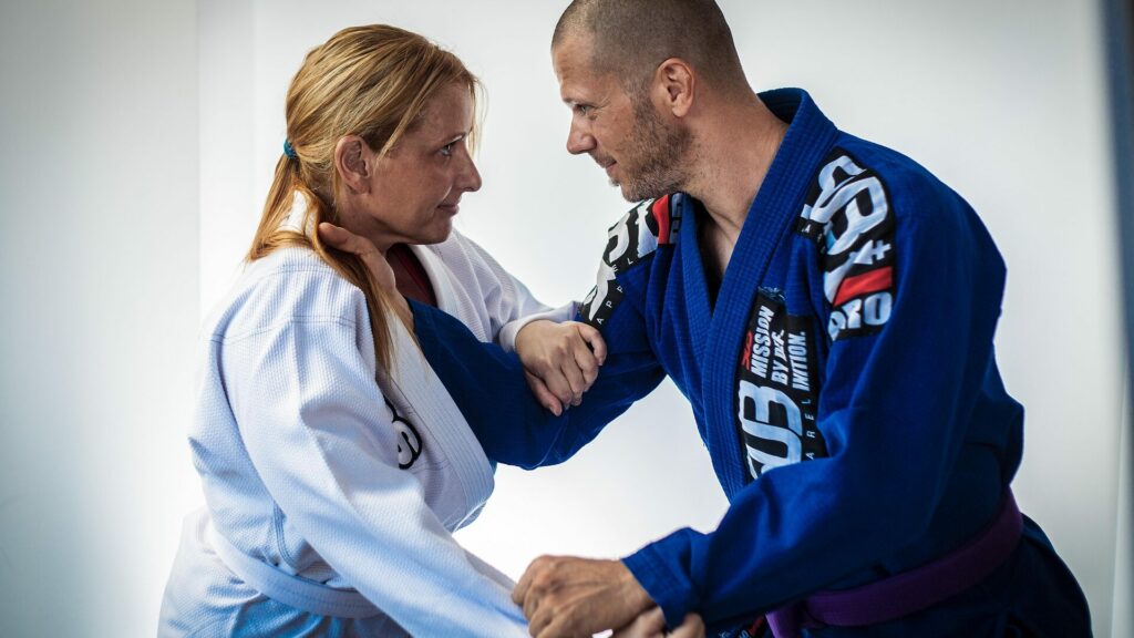 BJJ: Das Wichtigste zu Brazilian Jiu Jitsu für Anfänger 2 Training im klassischen Gi.