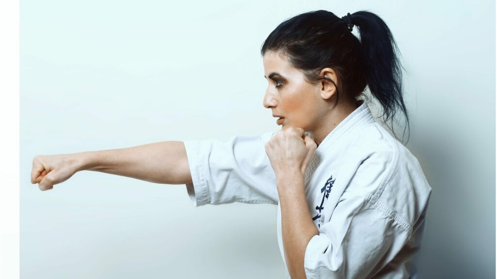 Karate - alles Wichtige zur Kampfsportart zusammengefasst 2 Karate ist vor allem in Verbindung mit anderen Techniken für Selbstverteidigung geeignet.