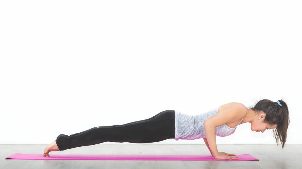 Home-Gym oder Fitnessstudio: Was ist effektiver? 3 Eine einfache Matte genügt als Grundausstattung im Home-Gym.