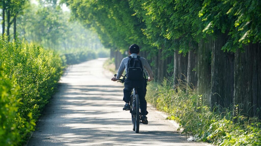 Bewegung im Büro: 20 einfache Übungen für zwischendurch 3 Den Arbeitsweg mit dem Fahrrad zurücklegen.