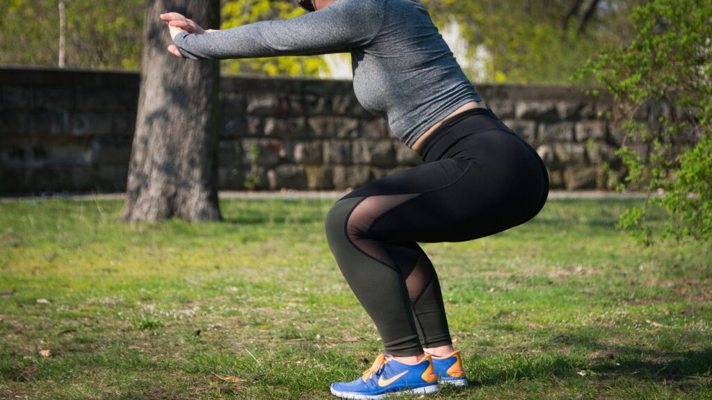 Home-Gym oder Fitnessstudio: Was ist effektiver? 2 Beim Workout im Home-Gym kann man auch den Garten nutzen und die frische Luft genießen.